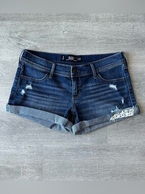 Hollister Y2K Low-Mid Rise Midi Shorts with Lace Detail – Size 5 / 27